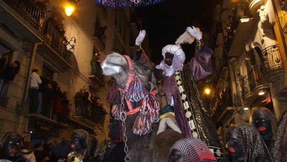 Cabalgata de Alcoy | Unos 400 pajes ayudan a Sus Majestades los Reyes Magos