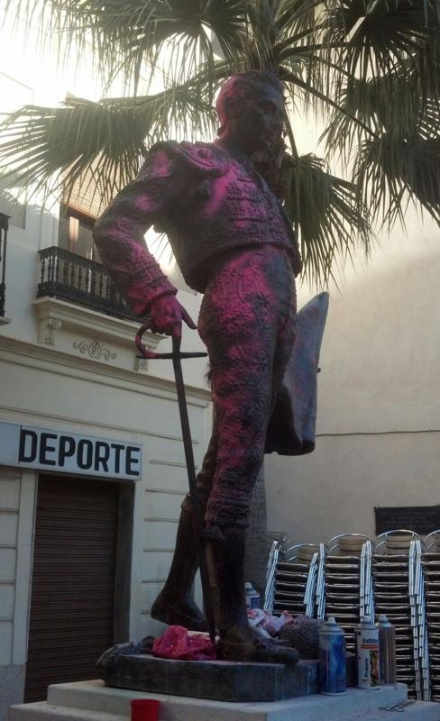 Pintan de rosa la escultura de Enrique Ponce en Chiva