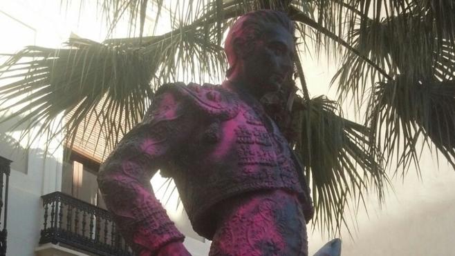 Pintan de rosa la escultura de Enrique Ponce en Chiva