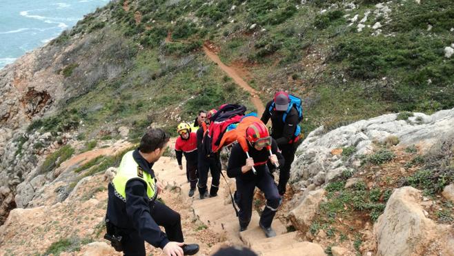 Los bomberos rescatan a una mujer que se había fracturado el tobillo en la senda de la Cova Tallada