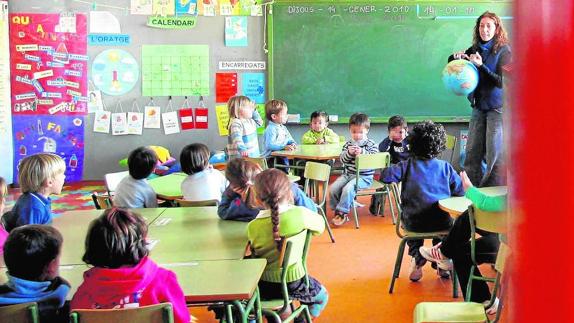 Los inspectores de la Comunitat piden que los padres voten el peso de cada lengua en sus colegios