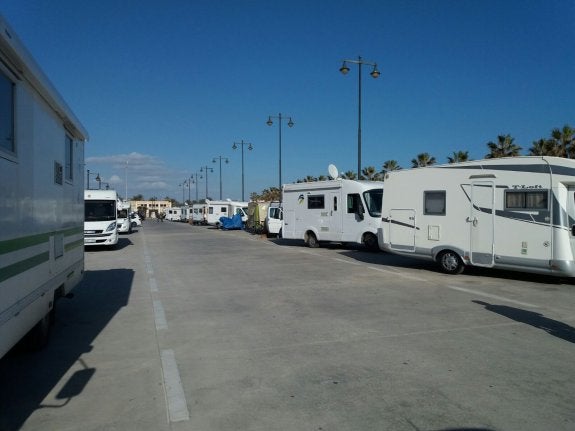 Hosteleros de la Malvarrosa critican el parking masivo de caravanas en la playa