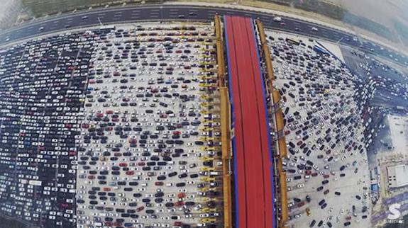 Tremendo atasco en una carretera de 50 carriles en China