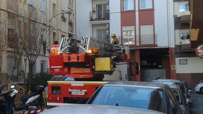 Los bomberos rescatan en Dénia a una mujer que se había caído en casa mientras cocinaba