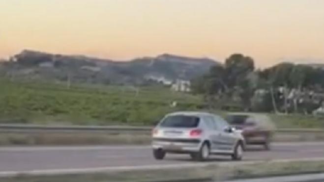 Huye a pie tras conducir en dirección contraria