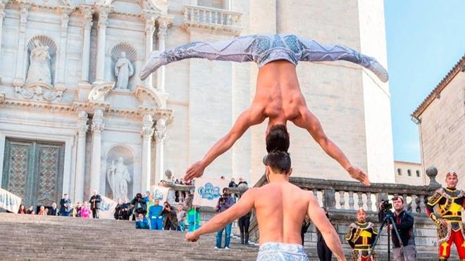 Un hombre sube 90 escalones sosteniendo a otra persona sobre su cabeza