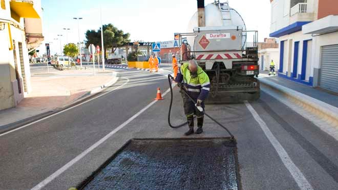 La Generalitat comienza a retirar los badenes de El Perelló en la carretera CV-500