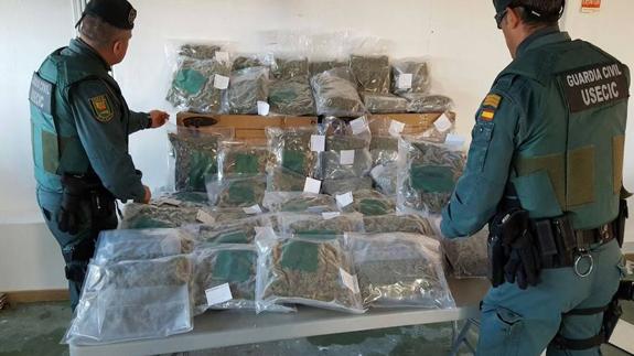 Detenido en un peaje de la AP-7 con 26 kilos de marihuana en el coche