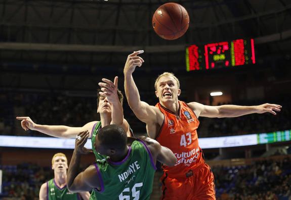 El Valencia Basket logra un triunfo de peso en el Carpena