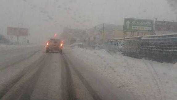 La nieve atrapa a 1.300 vehículos en las carreteras de la Comunitat e incomunica Bocairent, Ibi y Alcoy