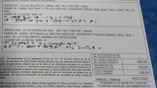 Multa de 200 euros por parar en un carril bus de Valencia para que baje un pasajero