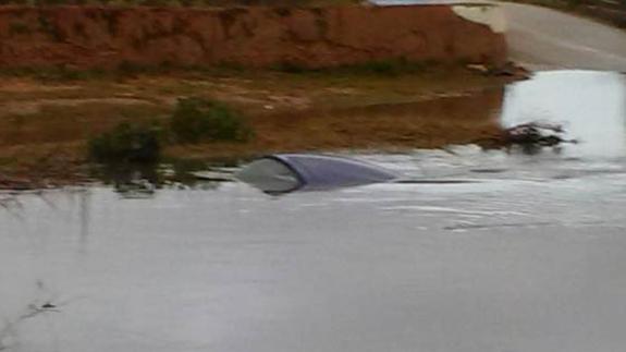 Dos conductoras a punto de ser arrastradas por el agua en Alcàsser