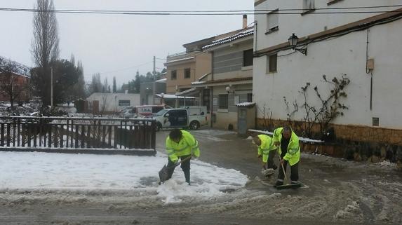 Trabajos para abrir paso entre la nieve al ambulatorio de Ademuz