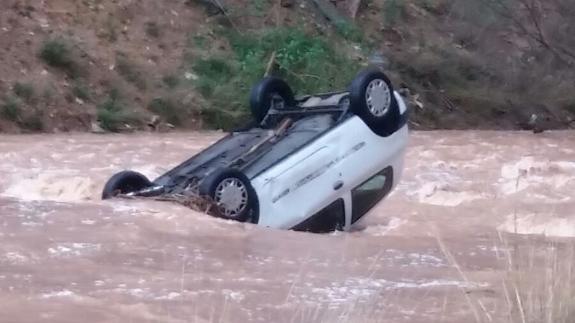 Una mujer queda atrapada en el Carraixet en un camino cerrado al paso