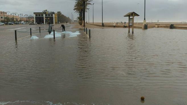El temporal del lluvia y viento deja importantes desperfectos en las playas de Valencia