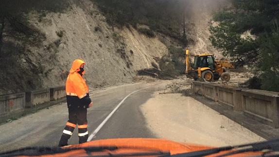 La carretera de Callosa a Guadalest, cortada por desprendimientos e inundaciones