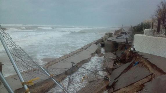 Olas de más de 6 metros derriban el muro de la Casbah de El Saler