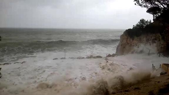Así está la cala del Moraig de Benitatxell durante el temporal