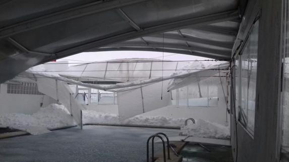 El techo de la piscina de Castellfort no aguanta el peso de la nieve