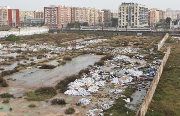 El Síndic de Greuges investiga el abandono de los solares del Parque Central