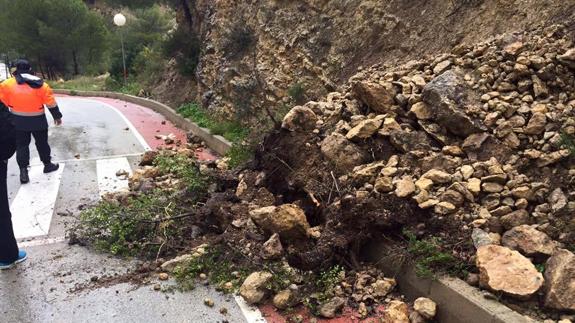 El Poble Nou de Benitatxell habilita dos palas que retiran las piedras tras el temporal
