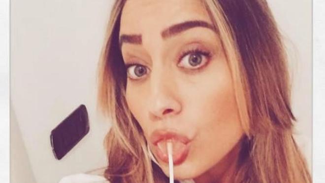 Una actriz italiana cumple su promesa de realizar un 'Tour de felaciones' para celebrar el 'No' a Renzi en el referéndum