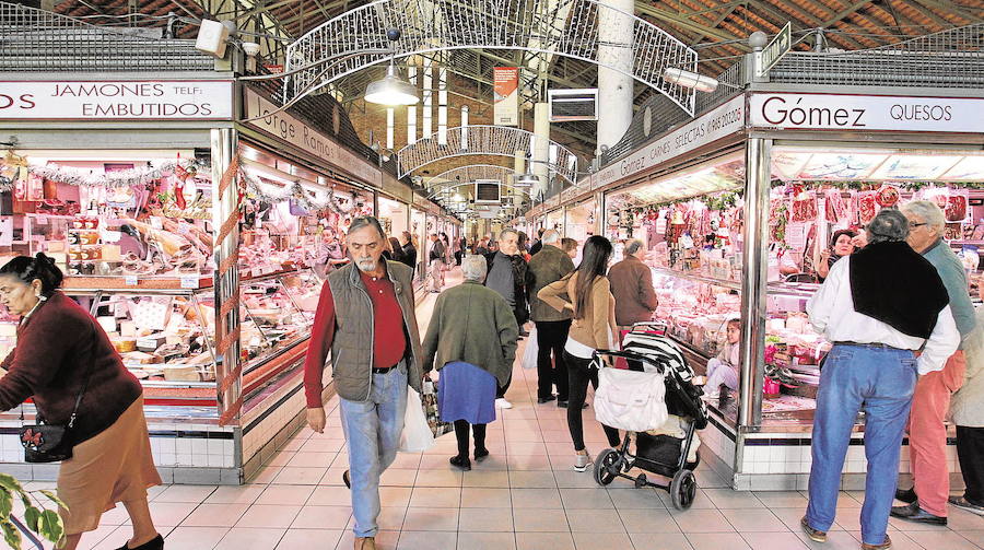 El Mercado Central de Valencia retira maquinaria para abrir un espacio gastronómico