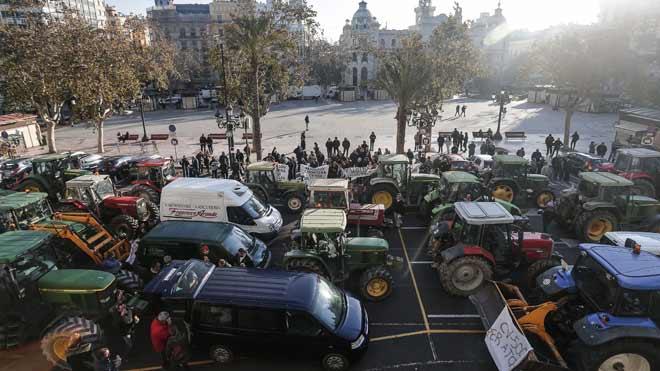 Una tractorada corta el centro de Valencia para protestar contra los cambios en la carretera del Saler