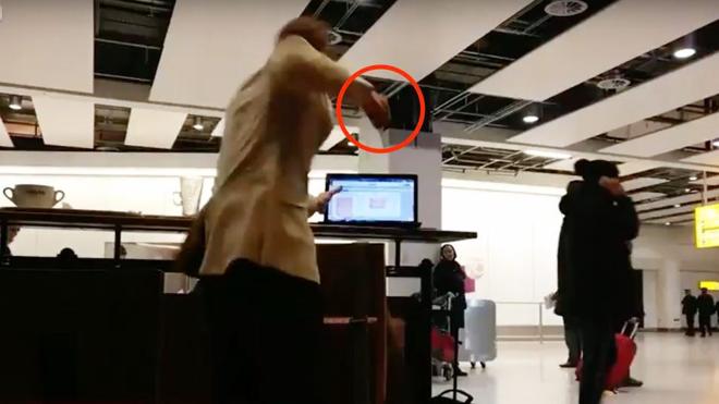 Deja su trabajo y le pega un puñetazo a su portátil delante de todos