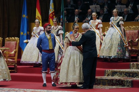 Fallas 2017 | Raquel Alario, Fallera Mayor de Valencia, cautiva en su exaltación con el rojo Toscana