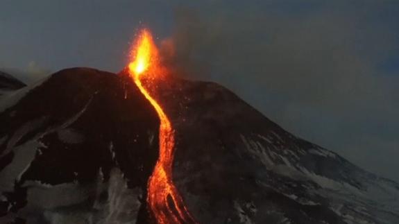 Impresionante erupción del volcán Etna en Sicilia