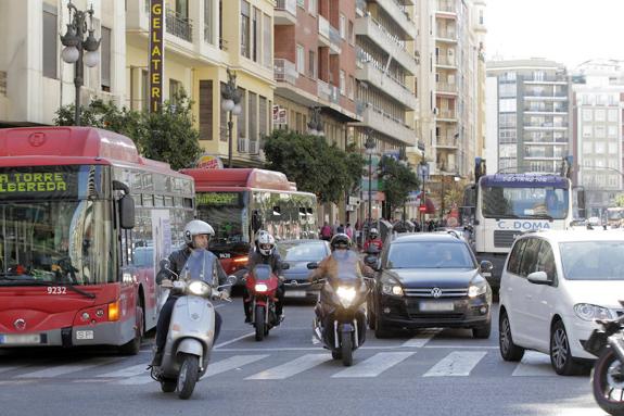 Nuevas obras de carril bici congestionan la calle San Vicente de Valencia en pleno mes fallero