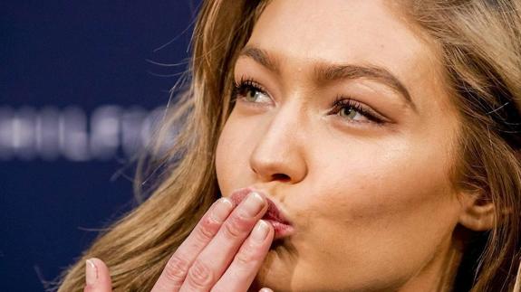 Gigi Hadid, cubierta con un velo bordado, portada del primer Vogue Arabia