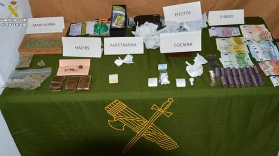 La Guardia Civil detiene a dos narcos en la operación Chupi