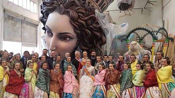 Fallas 2017 | Las falleras mayores de Valencia visitan los talleres de la Ciudad del Artista Fallero