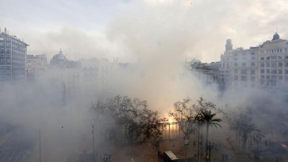 Fallas 2017 | Mascletà del viernes 3 de marzo de Pirotecnia Accitania-M.ª Angustias: La pólvora andaluza hace vibrar Valencia