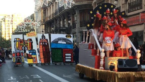 Fallas 2017 | La Cabalgata del Ninot 2017 se salva de la lluvia