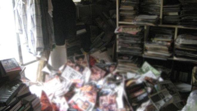 Muere aplastado por su colección de revistas porno