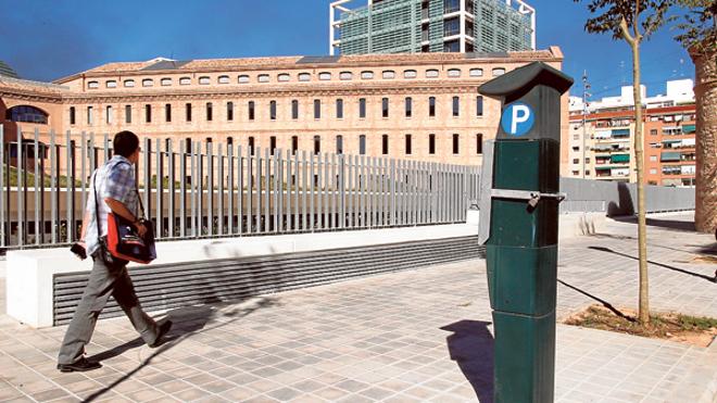 En las Fallas 2017 habrá cuatro días menos de aparcamiento gratuito en zona azul y naranja respecto a 2016