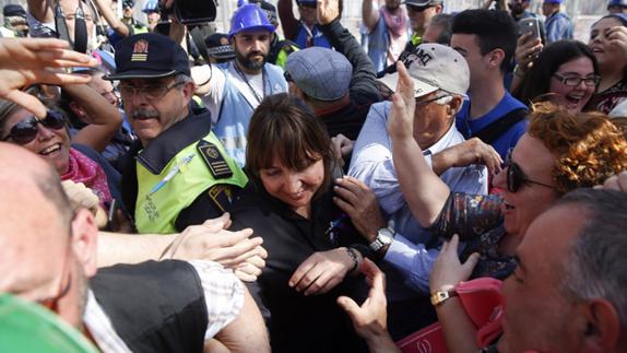 Fallas 2017 | Mascletà del 8 de marzo a cargo de Caballer FX: Valencia retumba y se colorea de morado en el Día de la Mujer