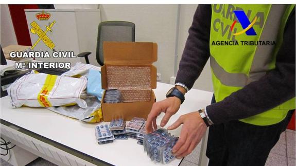 La Guardia Civil interviene en el Aeropuerto de Alicante envíos de medicamentos falsificados por valor de 210.000 euros