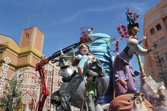 Fallas 2017 | Ruzafa adelanta la plantà de remates