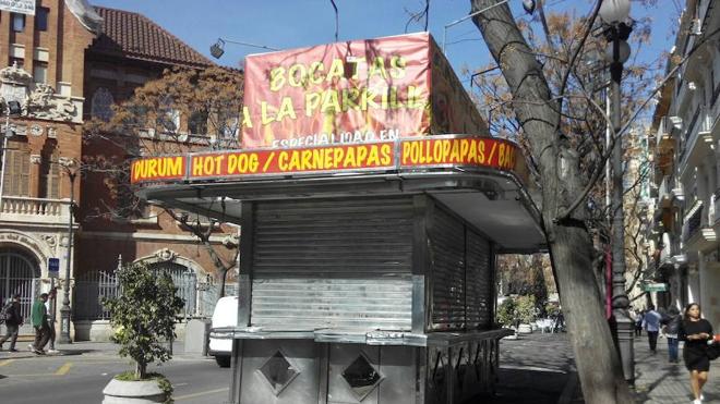 Un puesto «pirata» de comida en pleno centro de Valencia