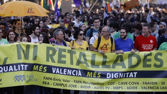 Una marcha estudiantil clama en Valencia por la retirada de la LOMCE y contra los recortes, despidos y alumnos «hacinados»