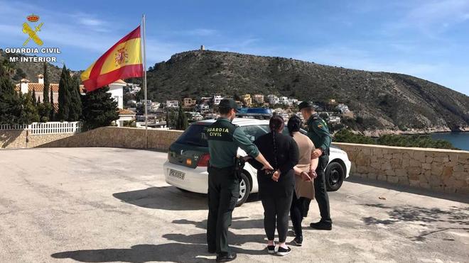 Dos detenidas en Moraira por intentar robar a un matrimonio de ancianos por el método del 'abrazo cariñoso'