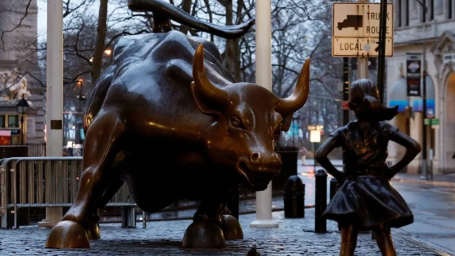 Aparece la estatua de una niña en Nueva York enfrentándose al Toro de Wall Street