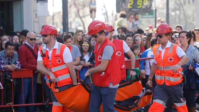 Fallas 2017 | Cruz Roja atiende a 68 personas por lipotimias en la mascletà de este jueves