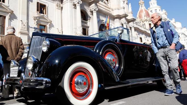 Los coches clásicos llenan el centro de Valencia