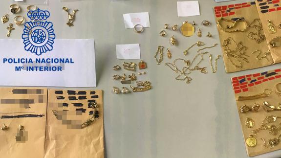 Una joven roba en casa de su padre aprovechando un andamio de las obras del piso de al lado