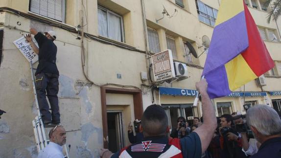 «Vergüenza», «rabia» y lágrimas al reponer la plaza de la División Azul en Alicante